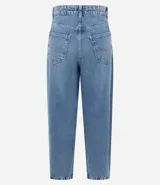 Pantalón de jean color azul con diseño carrot, cintura alta y calce holgado que se estrecha hacia los tobillos.