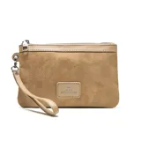 Sobre de mano tipo clutch marca XL Extra Large, confeccionado en material textil con textura gamuzada color tostado. Presenta cierre superior metálico, correa de muñeca extraíble y parche frontal con el logo de la marca.