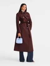 Cartera de mano de cuero color celeste, modelo Le Roseau XS de Longchamp, con estructura rígida, asas superiores y cierre de broque metálico tipo caña de bambú.