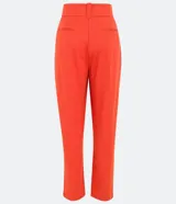 Pantalón zanahoria color naranja, marca Cortelle, con pliegues, bolsillos laterales y traseros, detalle de botón en los bajos y cierre en la cintura por botón.