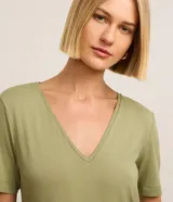 Blusa básica de manga corta y escote en V, color verde lima pálido.