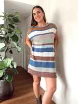 Vestido corto tejido en punto jersey con diseño de rayas horizontales multicolores. Presenta una silueta recta, cuello redondo y terminaciones hechas a mano en crochet.