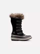 Bota de invierno Sorel modelo Joan of Arctic, de caña alta, confeccionada en ante impermeable con ribete de piel sintética en la parte superior. Presenta un diseño acordonado con ojales metálicos, base de caucho vulcanizado impermeable y suela con dibujo de espiga para mayor tracción.