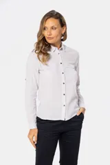 Camisa de lino color verde menta, de manga larga con botones personalizados, cuello camisero, dos bolsillos frontales en el pecho y presilla en la manga.