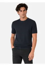 Remera de punto de manga corta y cuello redondo, confeccionada en mezcla de algodón y lino.