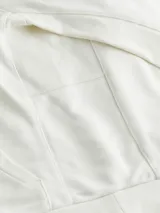 Buzo con capucha color blanco, con bolsillo tipo canguro y logo bordado en el pecho.