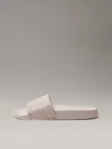 Ojotas de diseño anatómico con tira ancha superior estampada con el monograma de la marca. Presentan plantilla contorneada para mayor confort y suela de material sintético.