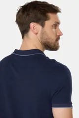 Remera polo de jersey de algodón, con cuello clásico, cierre frontal de botones y logo bordado en el pecho.