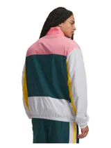 Campera deportiva Under Armour con cierre frontal completo, confeccionada en tejido ligero de nailon con textura arrugada. Presenta un diseño color block en tonos rosado, verde oscuro, blanco y amarillo, con cuello alto, bolsillos laterales con cierre y puños elásticos.