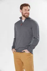 Buzo liso de punto fino en hilo de algodón color azul marino, con cuello alto y cierre frontal parcial con detalle de tirador de cuero.