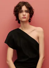 Vestido midi de lino con diseño recto y cuello asimétrico de un solo hombro. Presenta cintura drapeada y abertura lateral en el bajo.