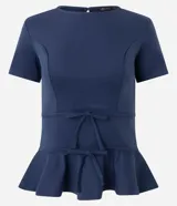 Blusa de punto roma color azul marino, con diseño estructurado, manga corta, recortes que definen la silueta, detalles de lazos decorativos en el frente y ruedo con volado peplum.