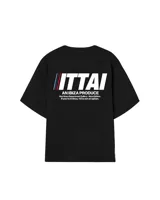 Remera marrón de corte holgado con estampado en la espalda que incluye la palabra "ITTAI" en blanco con líneas rojas y azules, la frase "AN IBIZA PRODUCE" y un texto más pequeño que dice "Ittai Stars Department Gallery - Ibiza Edition. If you're in Ibiza, 112 is not an option.".