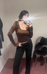 Top de manga larga con escote redondo amplio, confeccionado en tejido satinado de viscosa, con ajuste al cuerpo.