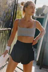 Short deportivo de tiro alto con cintura ancha de punto elástico y calzón interior incorporado. Confeccionado en tejido resistente y repelente al agua.