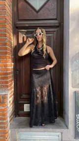 Pollera larga negra de encaje con forro interior corto.