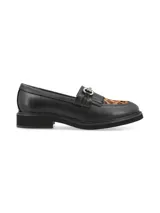 Mocasines de cuero negro con detalle de flecos y empeine con estampa animal print de leopardo, con hebilla metálica y suela de EVA liviana.