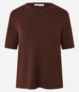 Blusa de manga corta color marrón oscuro, con cuello redondo y diseño de corte regular, confeccionada en tejido texturizado.