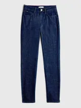 Jean azul oscuro de corte ajustado y talle alto, con trabillas trenzadas, diseño de cinco bolsillos y logo bordado en el bolsillo trasero.