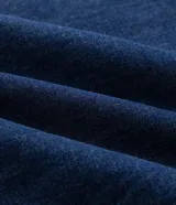 Campera de jean Marfinno con forro interno, cuello con solapa, cierre frontal con botones metálicos y dos bolsillos frontales tipo parche.