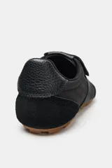 Championes deportivos de estilo minimalista, confeccionados en una combinación de materiales textiles y sintéticos con textura. Presentan una lengüeta superpuesta con cierre de gancho, cordones ocultos, punta redonda y suela plana de goma color caramelo.