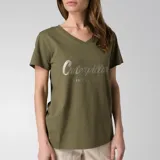 Remera verde militar de jersey con cuello en V y mangas cortas. Estampado frontal con el logo de Caterpillar en color plateado y la leyenda "Since 1904".