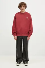 Buzo de algodón color azul con cuello redondo, puños y cintura acanalados. Tiene un corte holgado y un pequeño logo cuadrado bordado en el pecho.