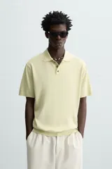 Polo de punto tejido de algodón con efecto lavado, color amarillo pálido. Presenta un calce regular fit, cuello solapa con cierre frontal de tres botones y manga corta.