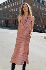 Vestido midi de satén con cuello halter y escote drapeado. Presenta un diseño a rayas diagonales y detalle de volantes en el frente.