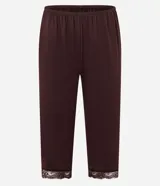 Pijama capri compuesto por una blusa de manga corta con escote en V, detalles de encaje y cierre frontal con botones, y un pantalón capri con cintura elástica y terminaciones en encaje en el bajo.