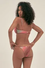 Bombacha de bikini de cobertura media con tiras finas regulables.