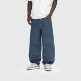 Pantalón de jean estilo baggy con diseño de paneles horizontales cosidos, corte holgado y tiro medio.