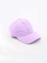 Gorro de béisbol lila con logo bordado en el frente.