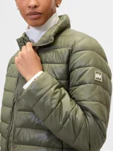 Campera puffer de corte recto y cuello alto, con cierre frontal y diseño acolchado horizontal.