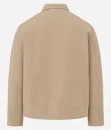 Campera de sarga color beige con cuello inglés, cierre frontal de cremallera, mangas largas y bolsillos laterales. Diseño minimalista y versátil con forro interior.