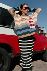 Falda larga tejida a rayas horizontales blancas y negras, de punto acanalado y con cintura elástica.