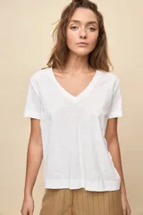 Remera blanca de algodón con escote en V y mangas cortas, de calce amplio y cómodo.