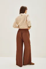Pantalon de pierna ancha y tiro alto, con cintura elastizada y corte fluido.