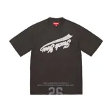 Remera Supreme de manga corta en color negro, con diseño gráfico estampado en el pecho y en la parte inferior con números y texto.