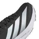 Championes de running Adidas Adizero SL 2, color negro con las tres tiras plateadas y suela blanca.