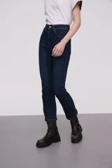 Pantalon jean de corte flare y tiro alto, en color azul oscuro con costuras a tono.