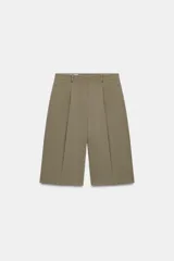 Bermudas de tiro alto con diseño de pinzas en el delantero, bolsillos laterales y cierre frontal con cremallera y gancho metálico.