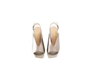 Sandalias Chérie de taco medio bloque, color plateado metalizado, con punta cuadrada, capellada envolvente y tira slingback ajustable con hebilla en el talón.