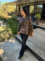 Botas cortas de cuero color marrón con suela track negra. Presentan dos correas ajustables con hebillas metálicas plateadas en el empeine y cierre lateral interno.