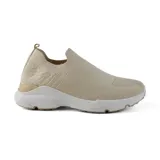 Championes deportivos de punto color beige, sin cordones y con suela blanca.