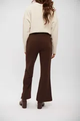 Pantalon de vestir color marrón chocolate, de corte recto y tiro alto, con costuras frontales verticales y bolsillos laterales.