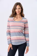 Remera de algodón de manga larga con escote redondo y estampado de rayas horizontales en tonos rosado, gris y beige.