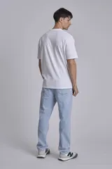 Remera verde oscuro de corte holgado y mangas cortas.