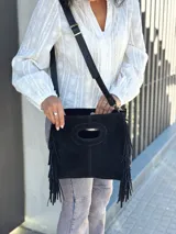 Bandolera negra de cuero con forro interno de tela.