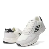 Championes deportivos Umbro de color negro, con diseño de paneles en malla y gamuza sintética, cierre de cordones y logo de la marca en el lateral.